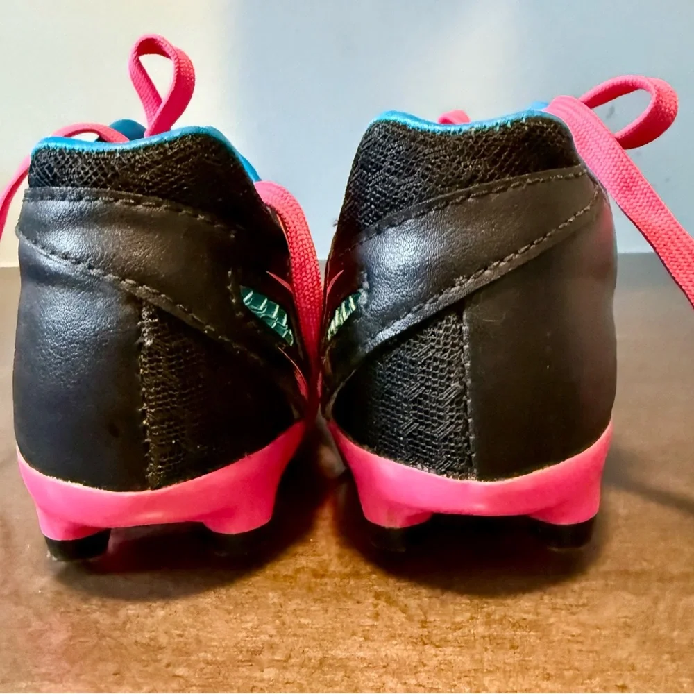 SOLD!Girls Soccer Football Cleats Shoes for Little Kid/Big Kid. Like New! Size 2 - Picture 9 of 10